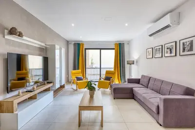 Image de Spacious & Cozy 4-Bedroom in Sliema Jell1-2