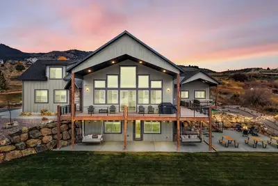 Image de Smokey Bear Lodge - Private Pool, Sports Court, Theater (Sleeps 42)