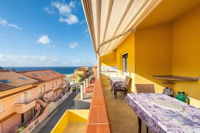 Image de Maison de Vacances 'Sole E Mare Buggerru - Appartamento' avec Vue sur la Mer, Terrasse Privée et Climatisation