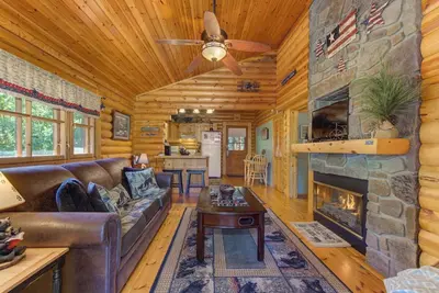 Image de Romantic 1bd Cabin Near Town! Jacuzzi + Fireplace!