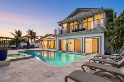 Image de Waterfront Oasis – 6br Home w/ Pool, Spa & kayaks