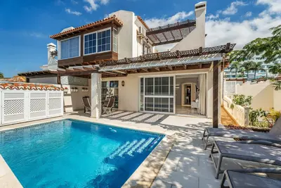 Image de Villa de vacances 'La Caleta Seaside avec piscine' avec vue sur la mer, Wi-Fi et climatisation
