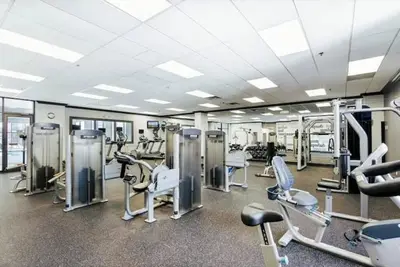 Image de Downtown Modern High-Rise - Free Parking & Pool!