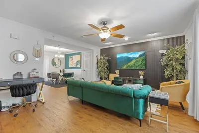 Image de Boho Lux Theme  • 3br 3. 5ba • Near Truist Park