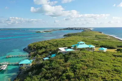 Image de A Wenchs View - Tilloo Cay Estate just south of Hope Town