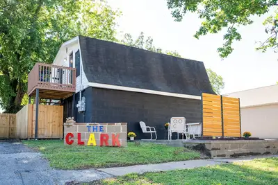 Image de The Clark: Our vision of Clark Kent's 1st home with full kitchen & laundry! ! !