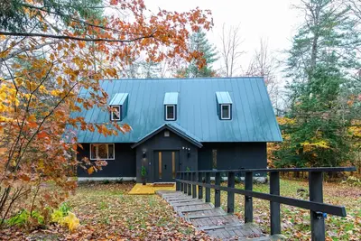 Image de Private Quechee Lakes Home - Pet Friendly