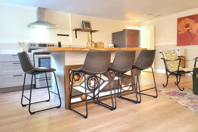 Image de Relax in modern comfort and style, located in North Charleston.