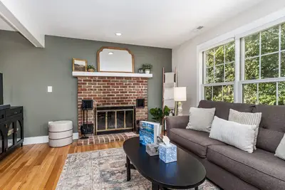 Image de Settlement Cottage | Cozy 2br w Fireplace | A&D Rise Getaways