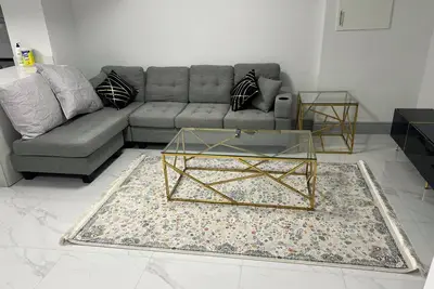 Image de Stylish 1br + Den Apartment | Sleeps 5 | Separate Ent. & Comfort with Parking