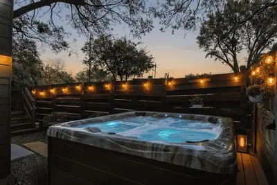 Image de 5br Oasis - Pool + Hot Tub + Games - Walk to Fun!