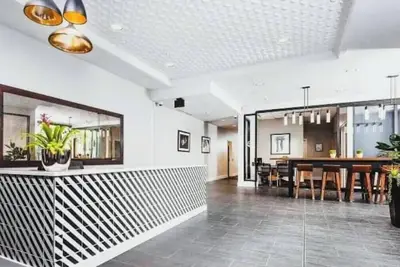 Image de Modern 25th Floor High-Rise - Free Parking & Pool!