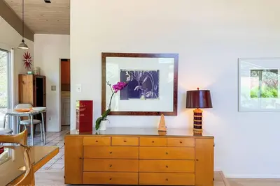 Image de The Sedona Sands Mcm House, Retro Music Vibes, Peaceful Back Yard, Thanksgiving