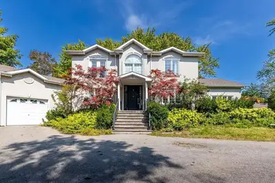 Image de Executive home, spacious, 4 bedrm, parking, 30 min to downtown, backyard, pets