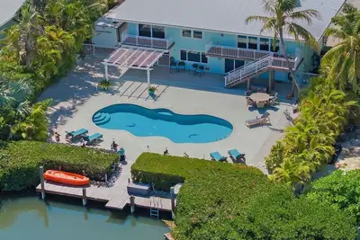 Waterfront - Private Dock, Pool and Backyard