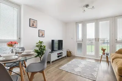 Image de Beautiful Flat • Prime Location • Balcony • Free Parking • Self-Check-In