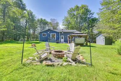 Image de Yard + Game Room: Wooded Poconos Retreat