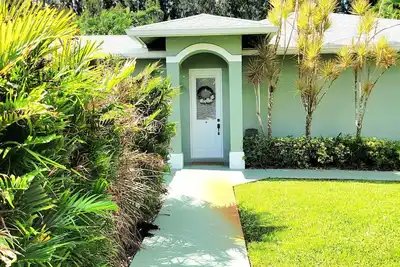 Image de Frannies Place in The Acreage King beds