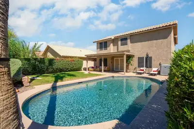 Image de Sleeps 10 - Sparkling Pool - 7 mins to Dt Chandler