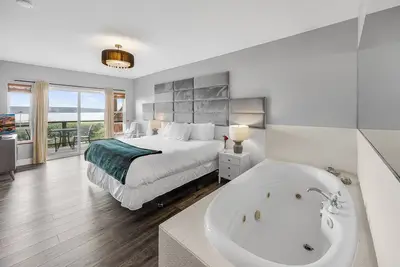 Image de Luxury 10-Bedroom Camano Island Resort — Perfect for Families, Retreats & Events