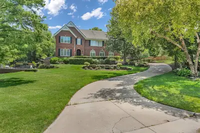 Image de Luxury living in a perfect Lawrence location!