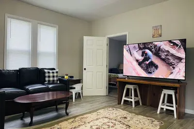 Image de Large 5br Home- Near Hall of Fame -Sleeps 13 -Big Yard & Parking