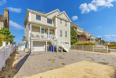 Image de Luxurious 6 bedroom 4. 5 bath Waterfront Oasis with Bay Views in Normandy Shores