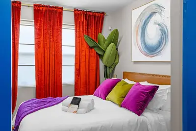 Image de The Philly Zoo Queen Retreat - 1 Bedroom Suite with Fireplace -Parking Available