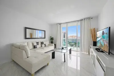 Image de Beach Access Paradise – Spacious 2br Condo with Pool, Gym & Full Amenities!