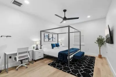 Image de Cozy & Spacious 2 Homes ~ Free Parking ~ 11 beds