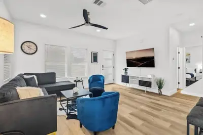 Image de Acl Ready! ~ Near Downtown & Airport ~ Backyard!