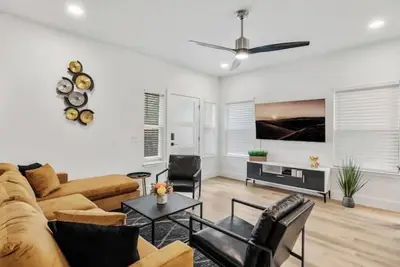 Image de Cozy & Central ~ Close to i35 and 5m to Downtown!