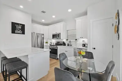 Image de Gorgeous Ne Austin Haven ~ Close to i35 ~Backyard!