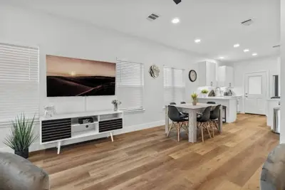 Image de Airport Gold ~ Acl Ready ~ Close to Dt Atx