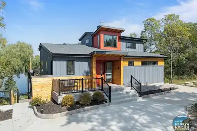 Image de Modern Whitewater Lake Retreat on Private Cove with Views Screened Porch