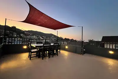 Image de Remodeled in 2025, 5-bedroom house in Avalon with rooftop deck and ocean views