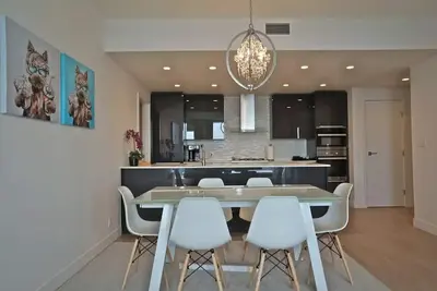 Image de Fantastic 2bdr Penthouse corporate condo in terrific location downtown Vancouver