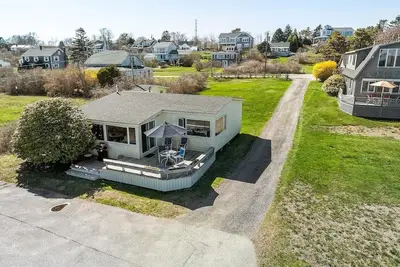 Image de The Yellow Cottage is a 2-bedroom little getaway located right on its own private beach.