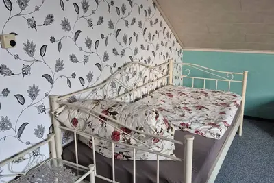 Image de Entire apartment / accommodation with 2 bedrooms and 4 beds, bathroom and kitchen