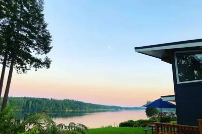 Image de Modern Waterfront Bungalow on the Puget Sound