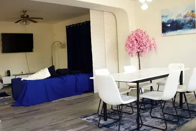Image de 8 min to Airport & downtown big blue house in Austin