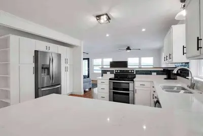 Image de Waterfront • Dock • Dog Friendly • Kayaks • Grill