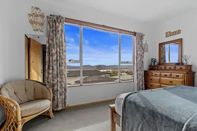Image de Sunny Hilltop Red Bach w Lake and Mountain Views