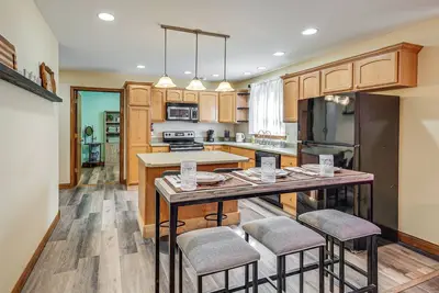 Image de 1 Mi to Main St! Family Farmhouse in West Unity