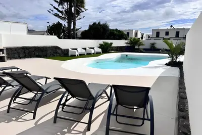 Image de Maison de vacances 'Oasis 138' avec vue montagne, piscine privée et Wi-Fi