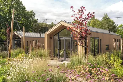 Image de Experience luxury and nature in the Tiny Lodge in the Veluwe! Single-story with 2 bedrooms, a fully equipped kitchen and air conditioning