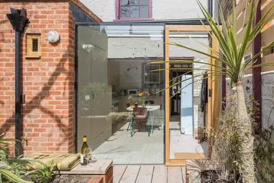 Image de Smugglers Cottage – A Grade Ii listed 17th century cottage. Stylishly refurbished, this unique home blends historic charm with modern design, offering a characterful and comfortable stay in Margate Old Town.