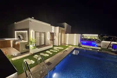 Image de New Cairo's Poolside Oasis