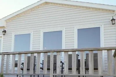 Image de Long Term - Nov. to May, 2 Bed, 1 Bath, Water Views – Winterized & Welcoming