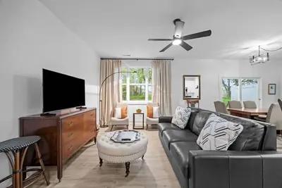 Image de Modern New Duplex in Prime Location